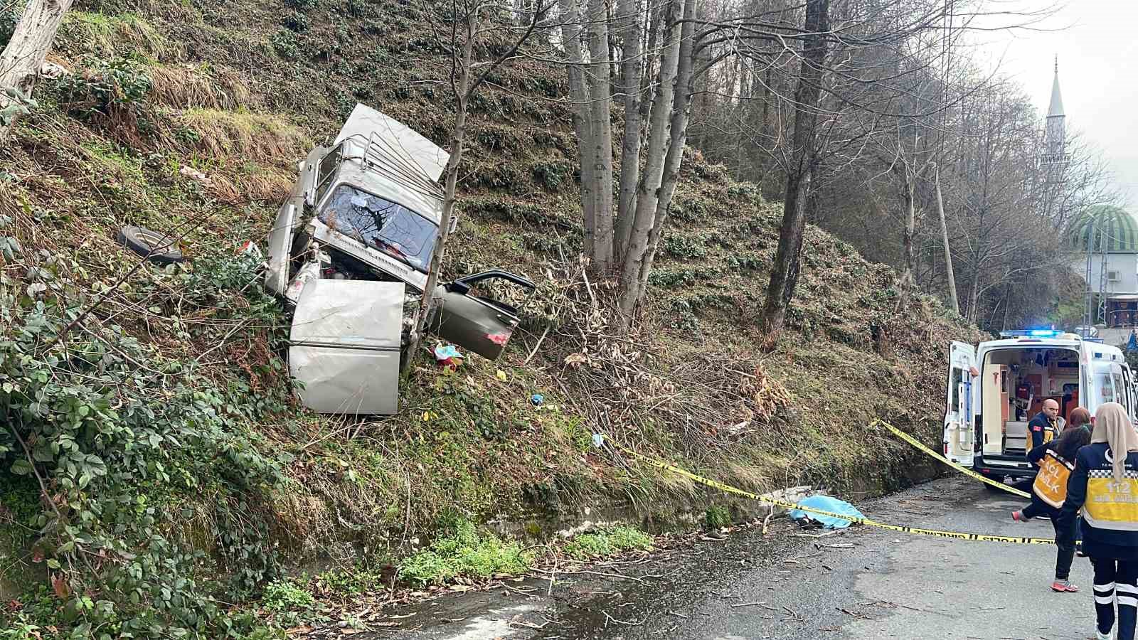 Rize’de araç yol kenarındaki ağaca çarptı: Fırlayan sürücü hayatını kaybetti