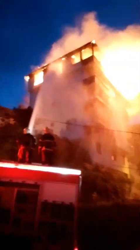 Rize’de bir binada çıkan çatı yangını korkuttu
