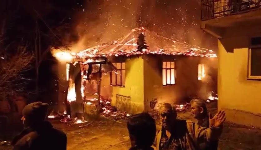 Tek katlı ev alev alev yandı