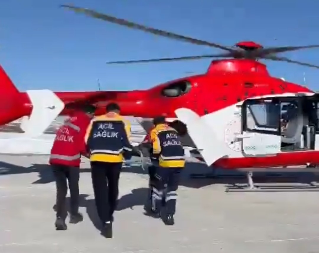 Van’da göğüs ağrısı olan hasta için helikopter havalandı