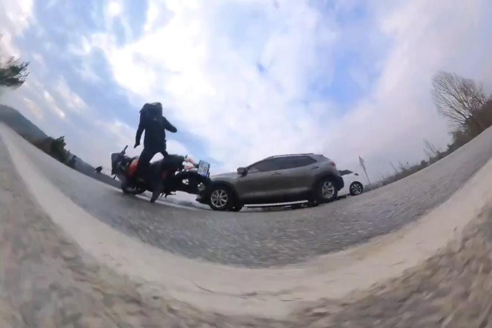 İnegöl’de motosiklet ile otomobilin kazası aksiyon kamerasında