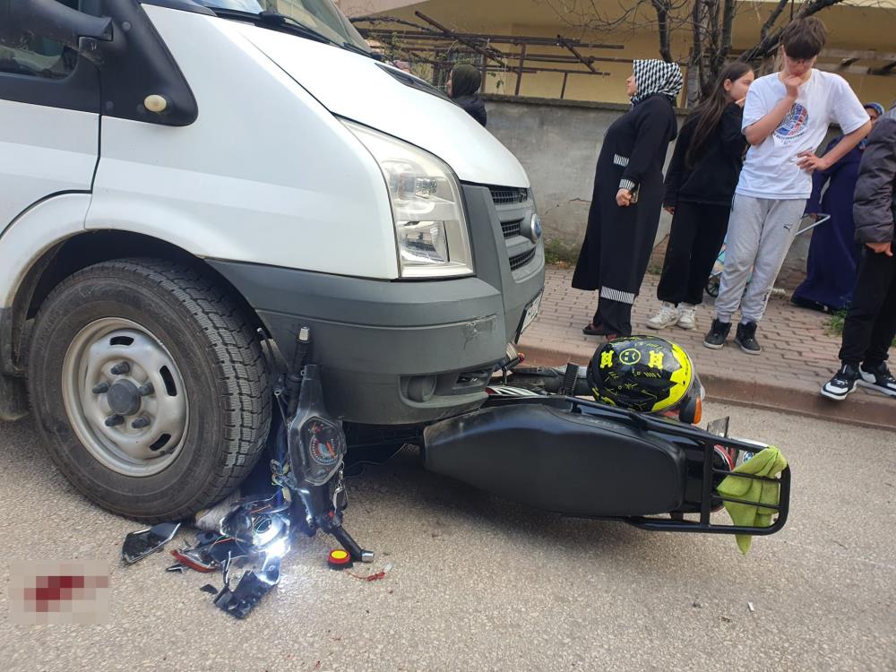 İnegöl de ehliyetsiz motosiklet sürücüsü polisten kaçarken kaza yaptı: 2 yaralı