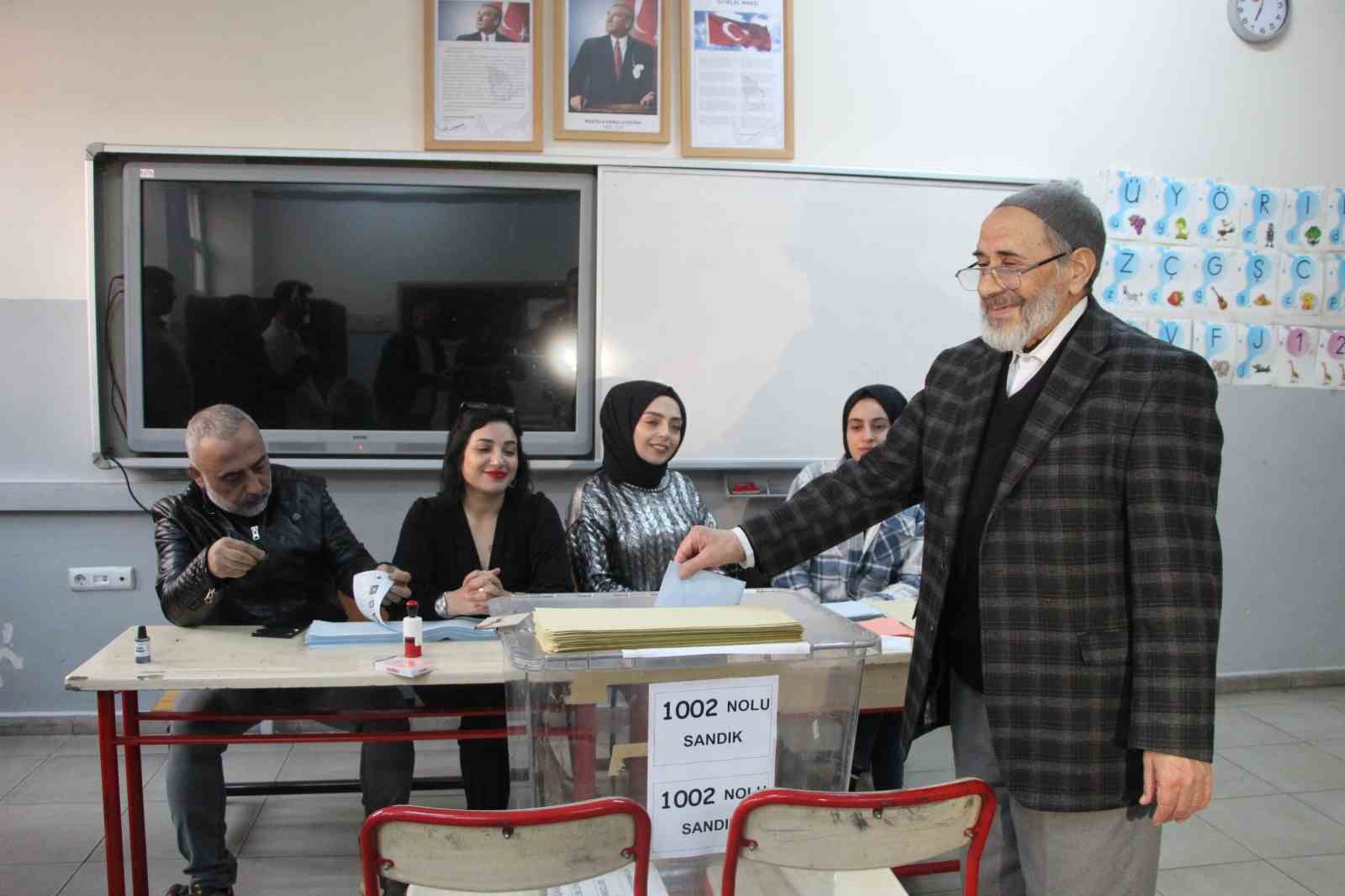 Bingöl’de oy kullanma işlemi başladı