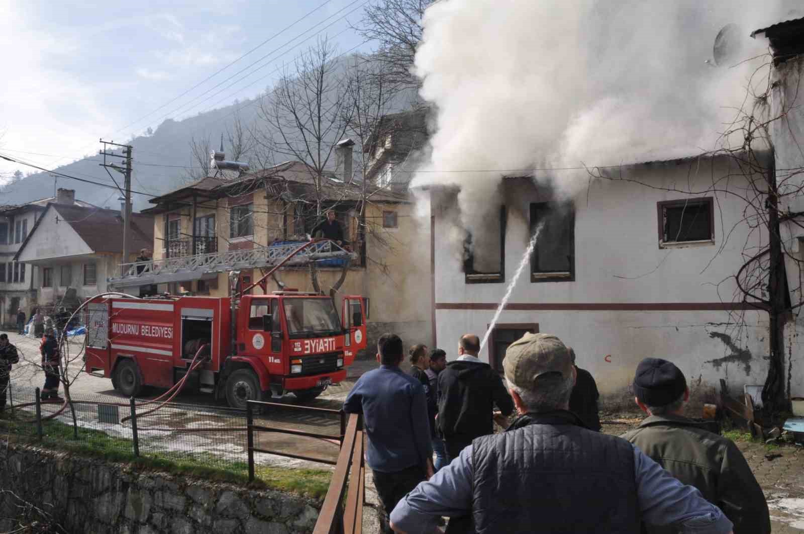 Bolu’da korkutan yangın, alevler yan eve sıçradı