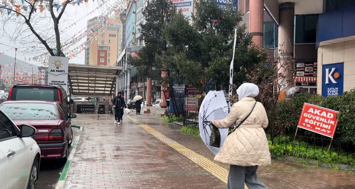 Bursa’da şiddetli yağmur hayatı olumsuz etkiledi