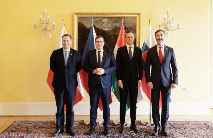 Macaristan Dışişleri Bakanı Szijjarto: “Ukrayna’ya NATO askeri gönderilmesi tehlikeli bir eylem olur”