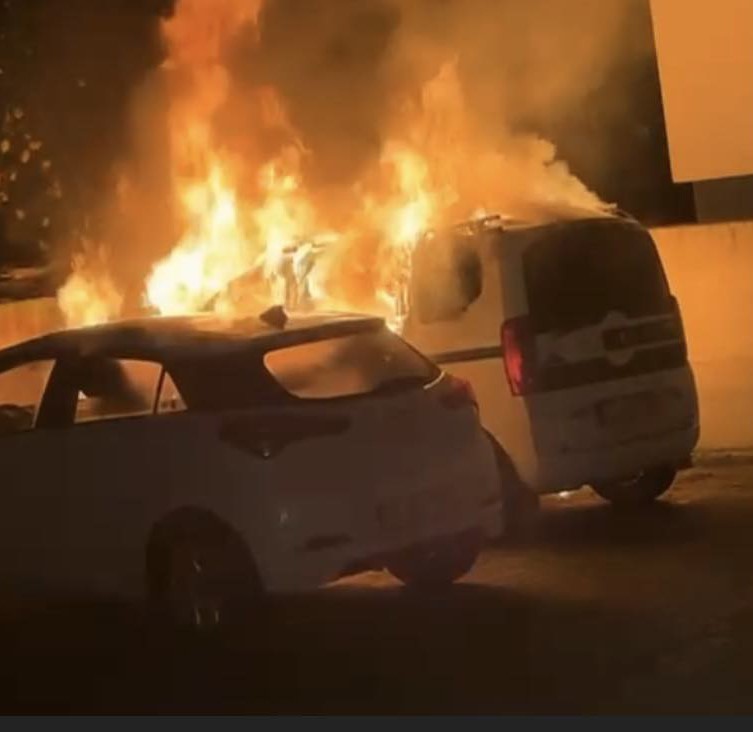 Osmaniye’de park halindeki araç alev alev yandı