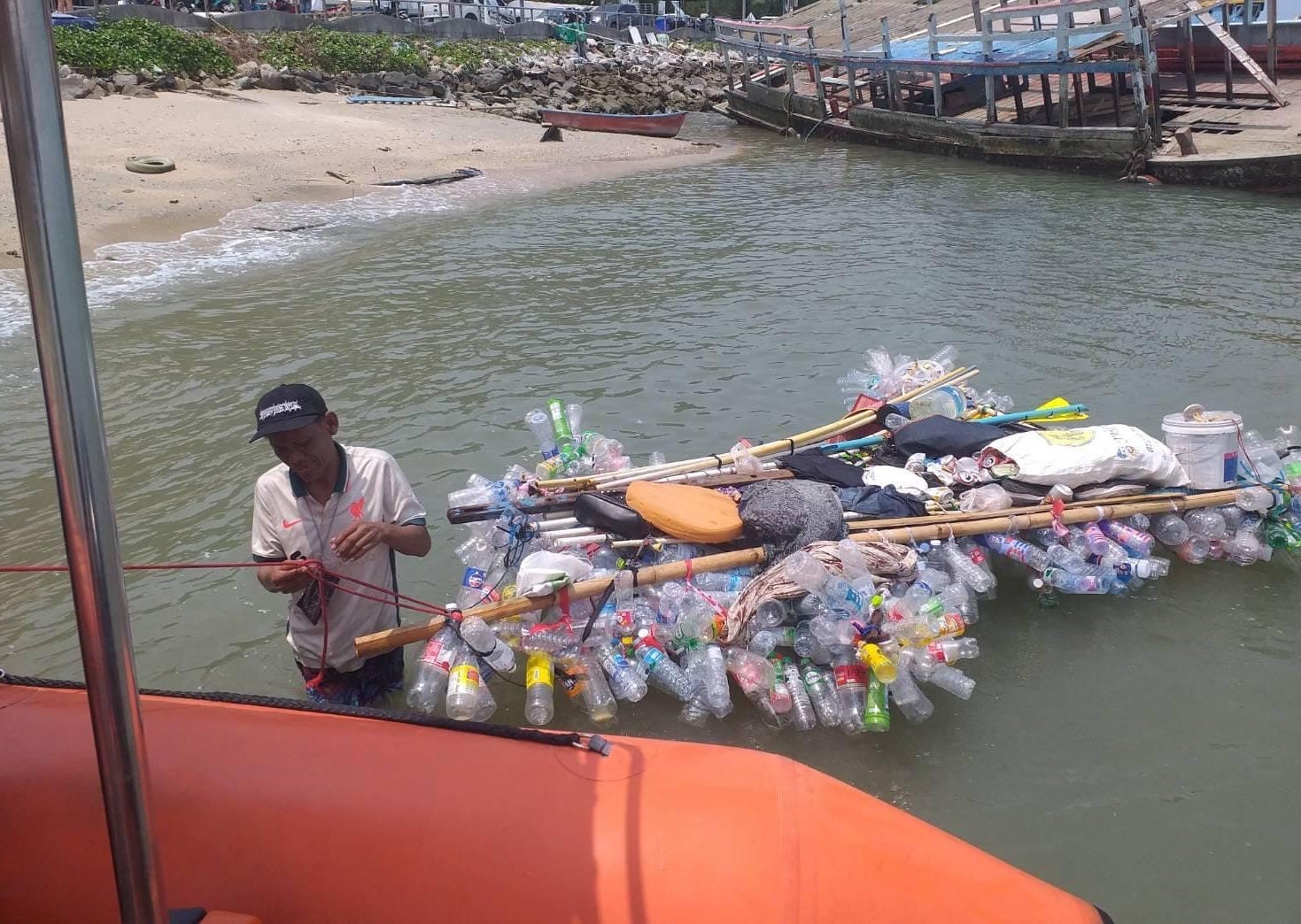 Tayland’da pet şişelerden yaptığı botla denize açılan adam mahsur kaldı