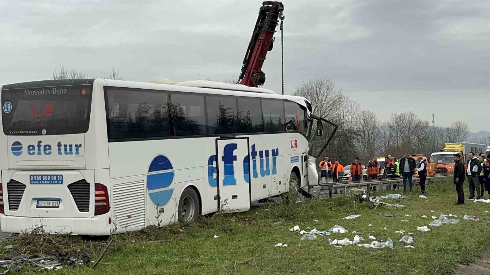 Tırla çarpışan otobüs refüje çıktı: 1’i ağır 15 yaralı