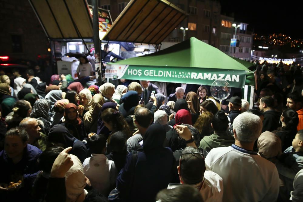 Bursa Büyükşehir Belediye Başkanı Bozbey, Kadir Gecesinde vatandaşlarla buluştu