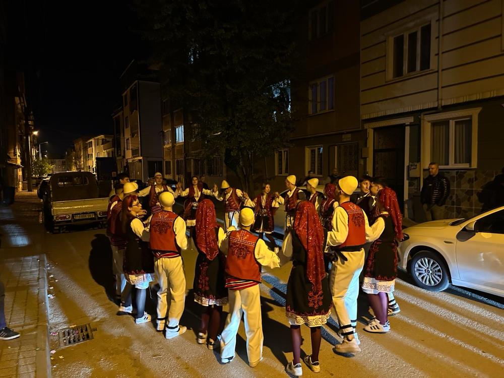 Yöresel kıyafetler giyerek oyun havasıyla Süleymaniye mahallesi halkını sahura kaldırdılar