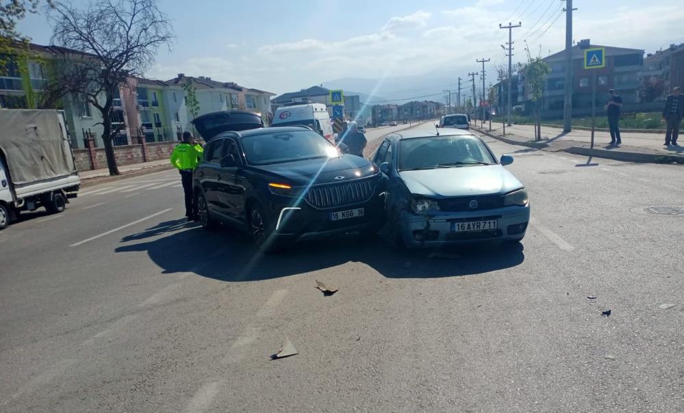 İnegölde TOGG’la otomobil çarpıştı: 3’ü çocuk 5 kişi yaralandı