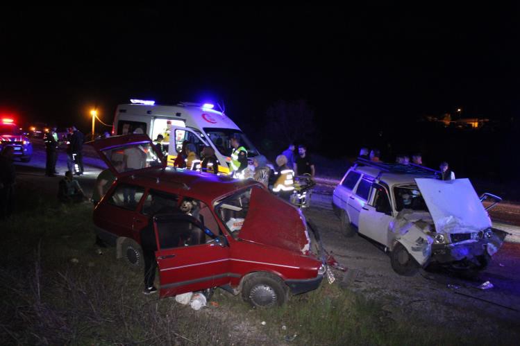 Çanakkale’de iki otomobil kafa kafaya çarpıştı: 8 yaralı