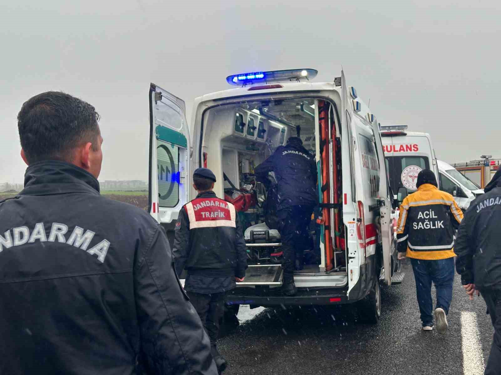 Diyarbakır-Elazığ yolunda otomobil ile minibüsün çarpıştığı kazada 3 kişi öldü, 2 kişi ağır yaralandı.