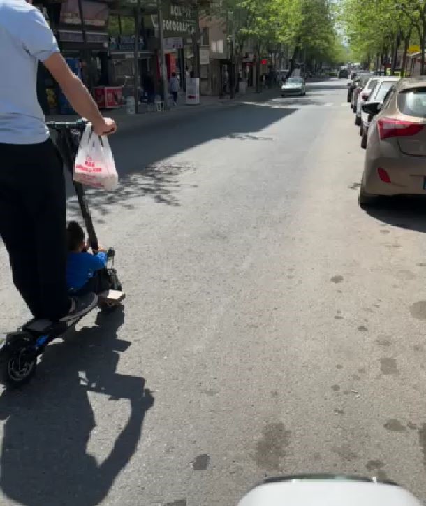Elektrikli scooter ile tehlikeli yolculuk