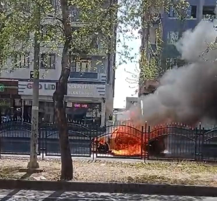 Hareket halindeki ticari taksi alev alev yandı