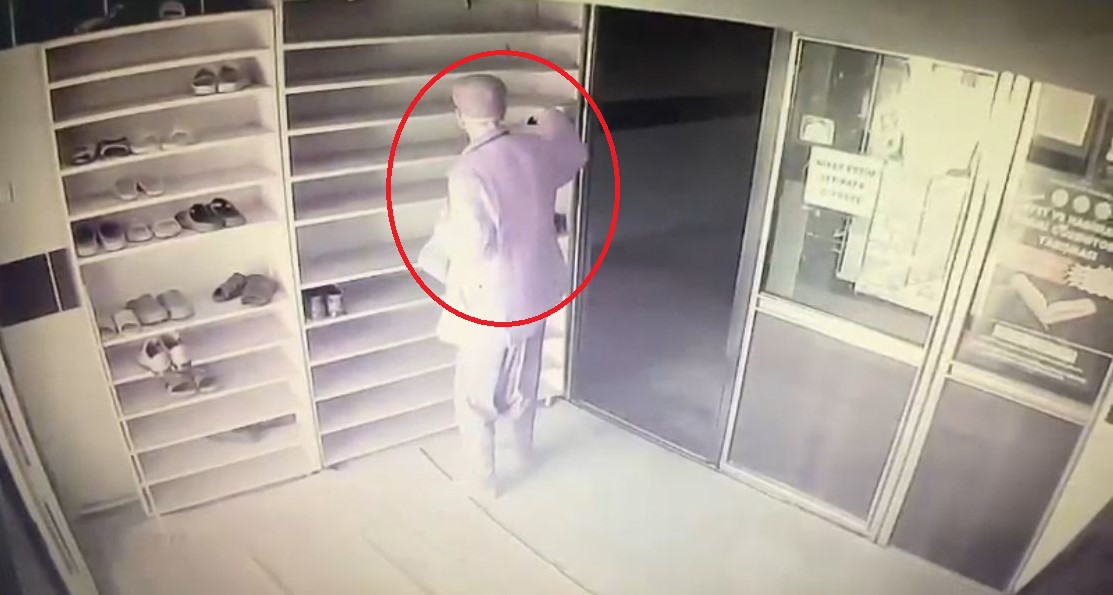 Hırsız, camide gözüne kestirdiği iki çift ayakkabıyı çaldı