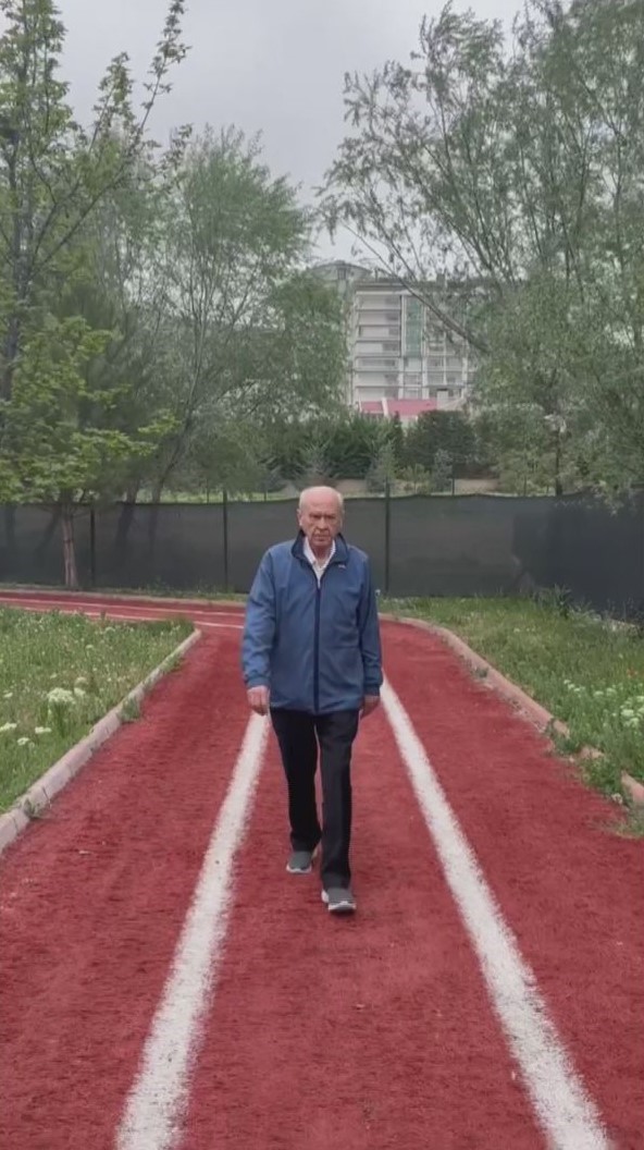 MHP Lideri Bahçeli parkta yürüyüş yaptı