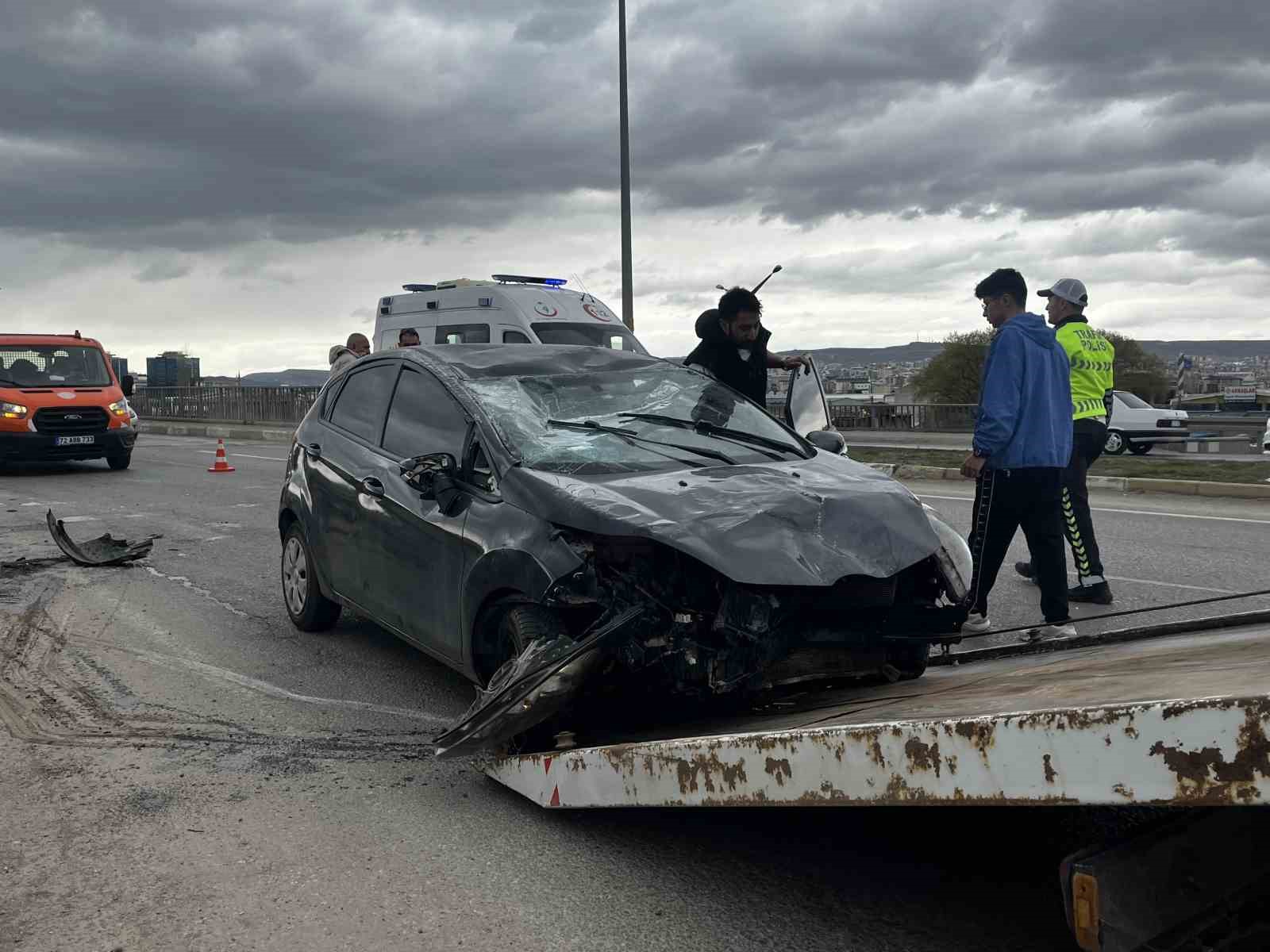 Sivas’ta otomobiller çarpıştı: 3 yaralı