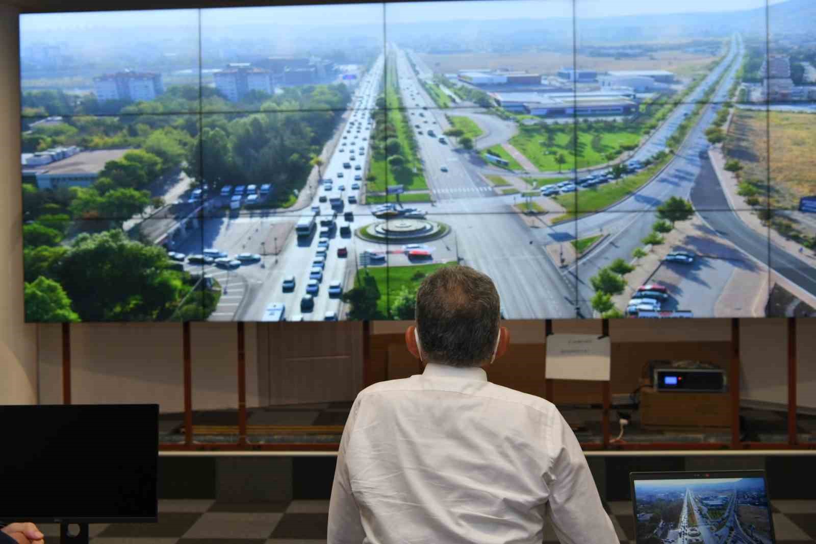 Trafik kontrol merkezinde; 320 kamera ile 135 kavşak canlı takip ediliyor