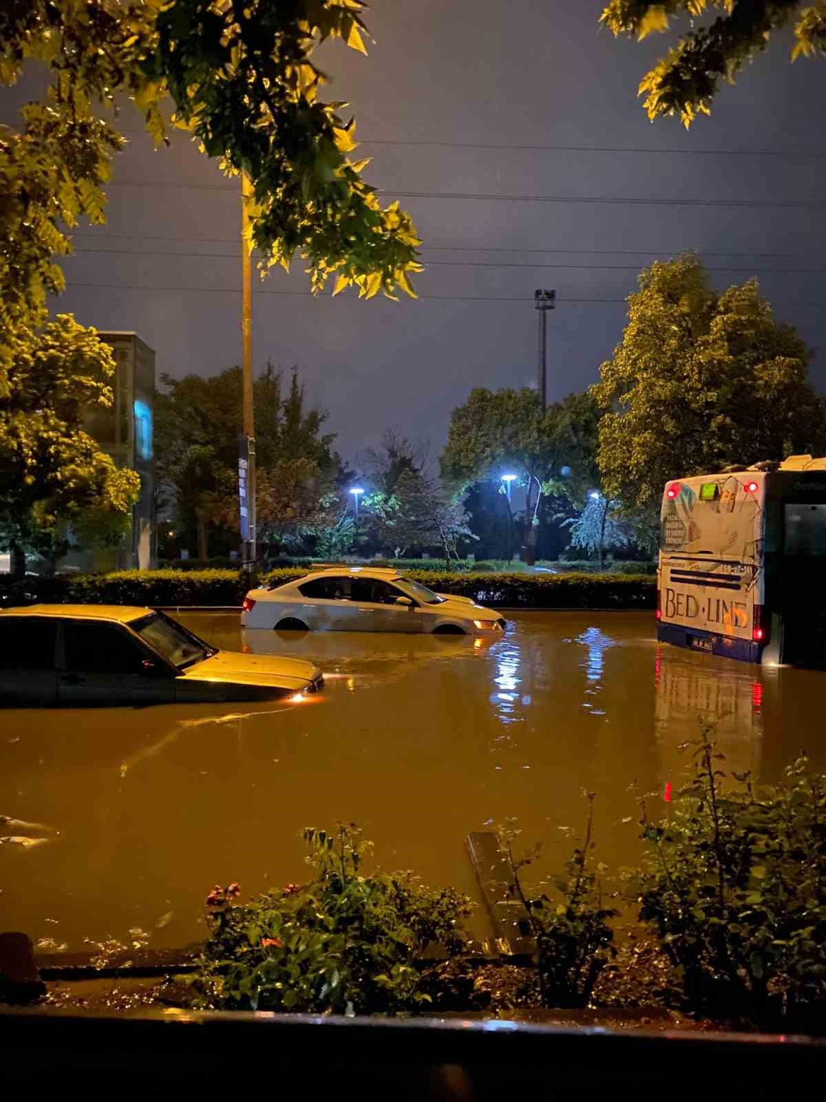 Ankara’da sağanak yağmur nedeniyle ev ve iş yerlerini su bastı, araçlar mahsur kaldı