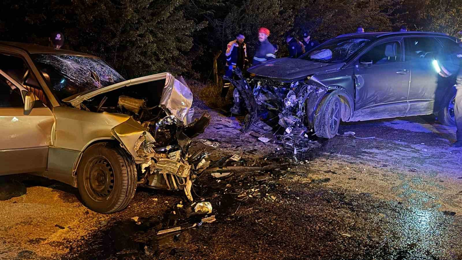 Tokat’ta facia gibi kaza: Kafa kafaya çarpışan araçlarda 7 kişi yaralandı
