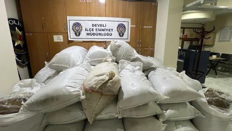 1 ton kaçak tütün yakalandı Kayseri İl Emniyet Müdürlüğü ekiplerince yapılan çalışmalarda 1 ton 102
