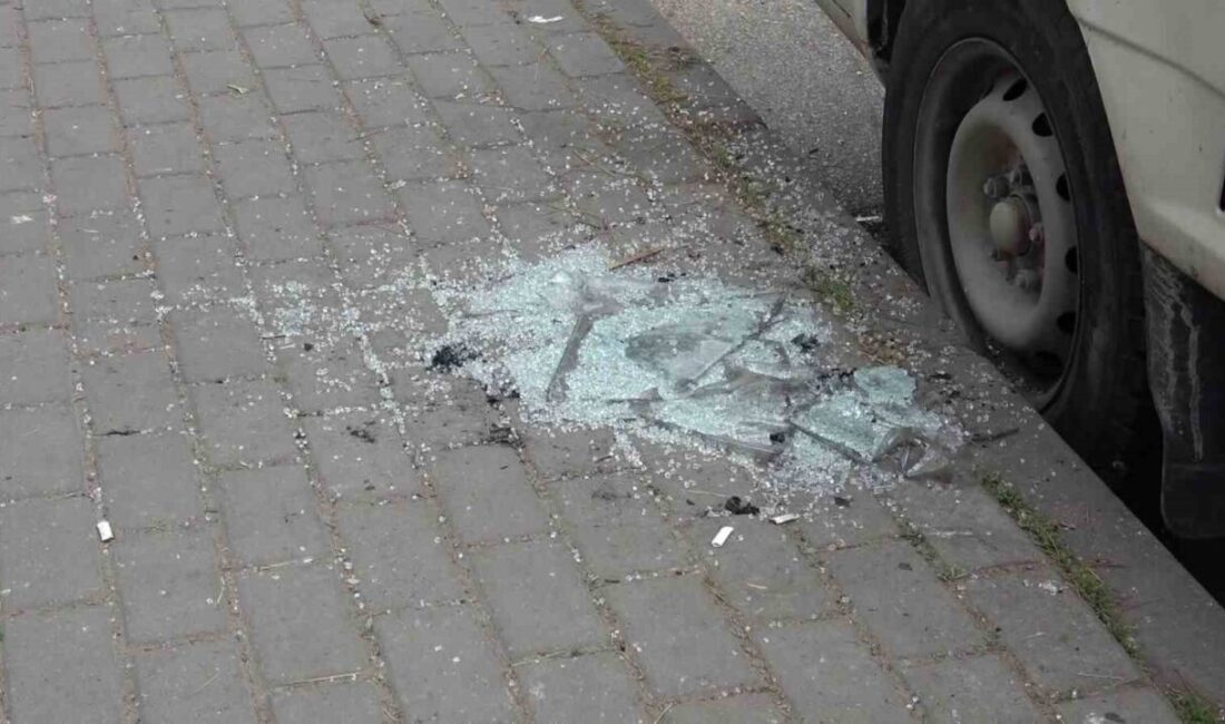 11 kere evin camını kırdı, yetmedi abisinin aracını yakmaya çalıştı.. Bursa’da esnaflık yapan Ümit T., iddiaya göre madde bağımlısı kardeşinin