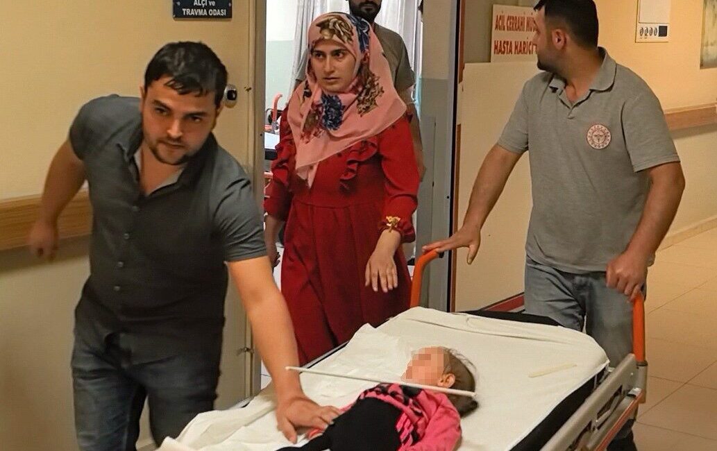 İnegöl’de 2 yaşındaki çocuğun çenesine askı saplandı Bursa’nın İnegöl ilçesinde meydana gelen olayda, 2 yaşındaki çocuğun çenesine