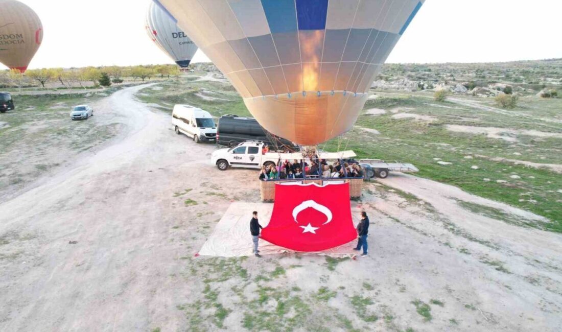 23 Nisan kutlamaları gökyüzünde başladı Kapadokya’da sabahın erken saatlerinde havalanan sıcak hava balonları 23 Nisan