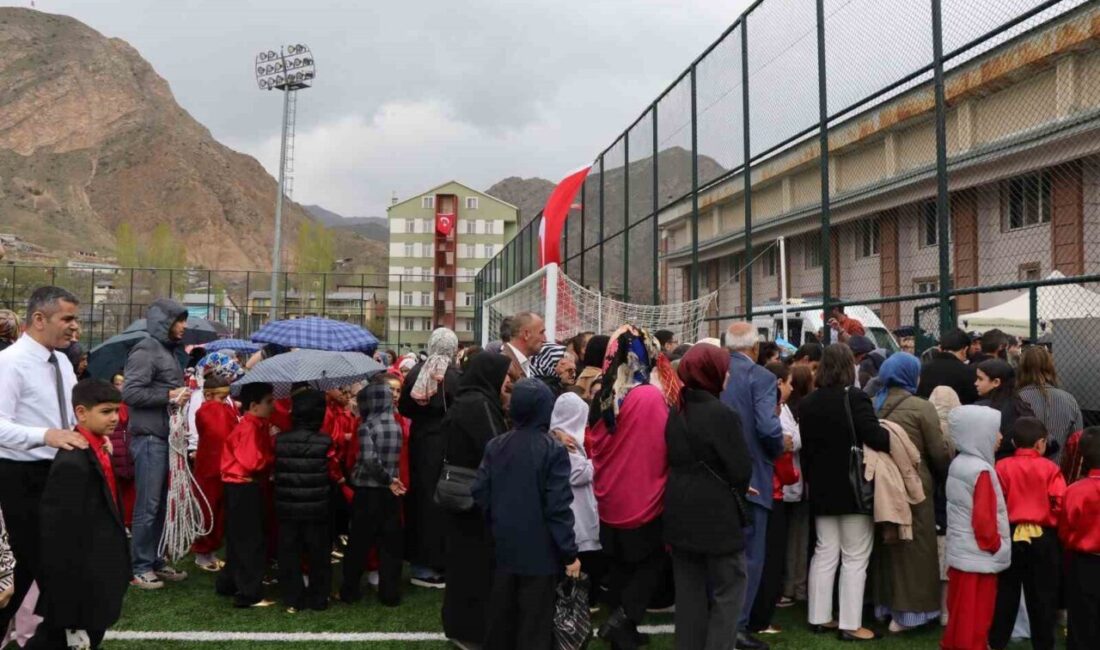 23 Nisan kutlamalarına yağmur engeli Erzurum’un Oltu ilçesindeki 23 Nisan Ulusal Egemenlik ve Çocuk Bayramı