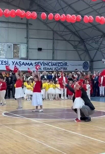 23 Nisan’da yürekleri ısıtan anlar: Bursa’da bir baba, özel eğitim sınıfındaki kızını yalnız bırakmadı 23 Nisan Ulusal Egemenlik ve Çocuk Bayramı kutlamalarına sahne olan