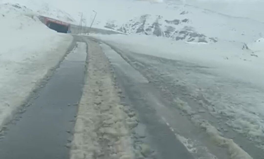 3 bin rakımlı Karabet Geçidi’nde kar yağışı Van’-Bahçesaray kara yolu üzerinde bulunan 3 bin rakımlı Karabet Geçidi’de