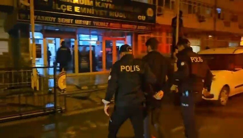 37 yıl 10 ay hapis cezası bulunan şahıs yakalandı Samsun’da hırsızlık suçundan hakkında toplam 37 yıl 10 ay hapis