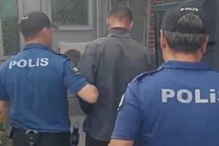 42 hırsızlık suçundan 30 yılla aranıyordu, polisten kaçamadı İzmir’in Konak ilçesinde polis ekipleri tarafından şüphe üzerine durdurulmak istenen