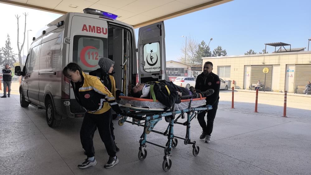 İnegöllü Erdenay Cam takarken 5 metre yükseklikten düştü İnegöl ilçesinde mobilya mağazasında cam takarken dengesini kaybederek 5 metre