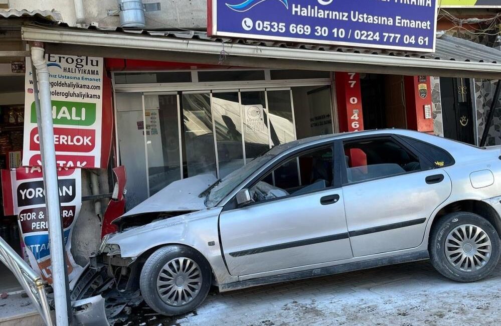 İnegöl’de kontrolden çıkan otomobil iş yerine daldı İnegöl ilçesinde kontrolden çıkıp iş yerine dalan otomobil sürücüsü yaralandı.