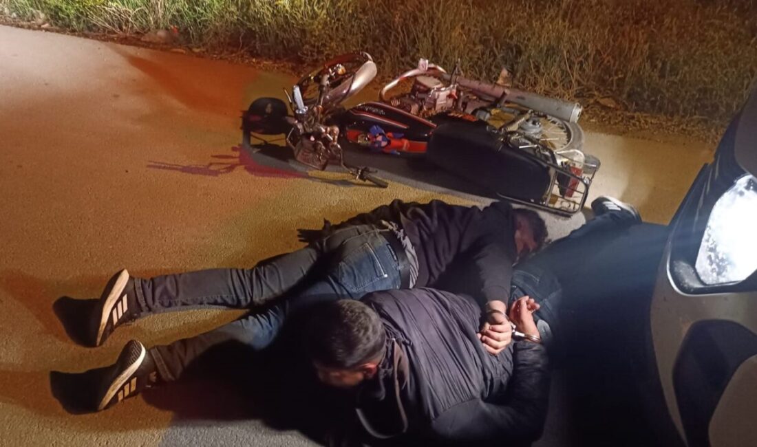 Adana’da 2 şüpheli ev kurşunlayıp, kaçarken kovalamacayla yakalandı Adana’nın Yüreğir ilçesinde bir evin kurşunlanması üzerine harekete geçen polis