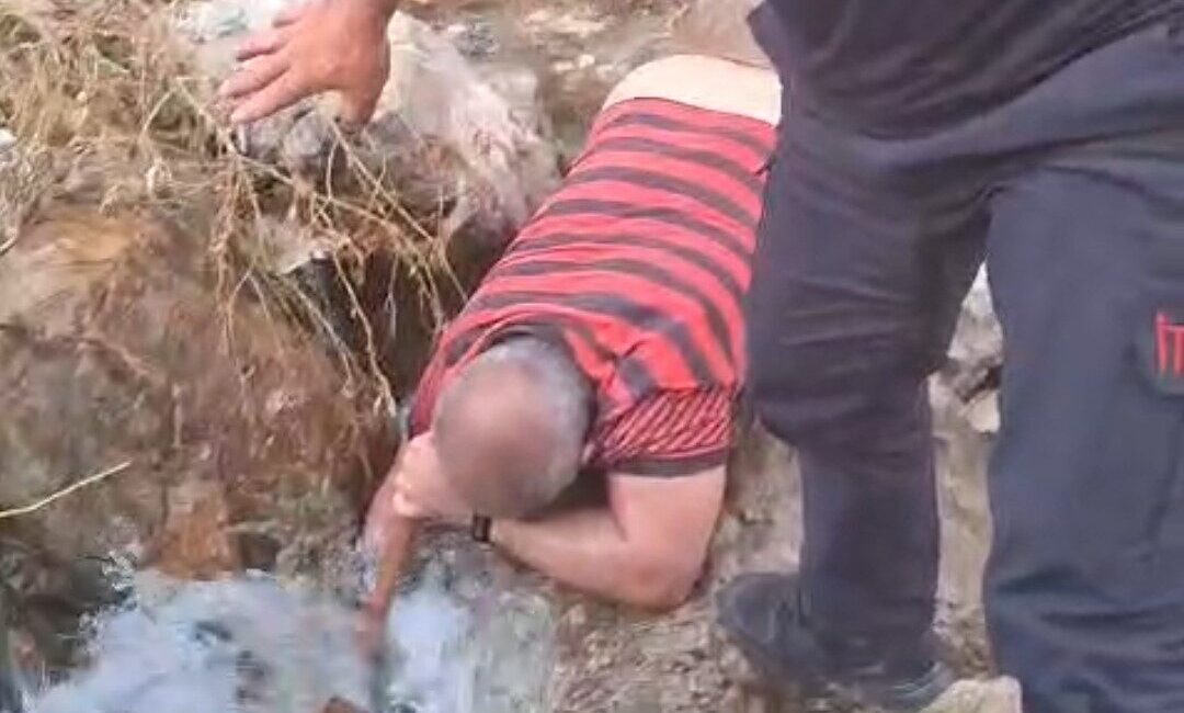 Adana’da kolu iki kaya arasına sıkışan vatandaş itfaiye ekipleri tarafından kurtarıldı Adana’da kolu iki kaya arasına sıkışan vatandaş itfaiye ekipleri tarafından