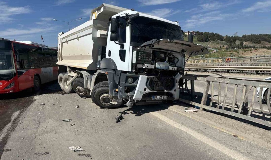 Adıyaman’da 3 aracın karıştığı zincirleme trafik kazası Adıyaman’da kamyon, hafif ticari araç ve kamyonetin çarpışması sonucu yaşanan
