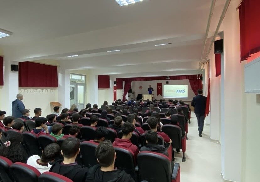 AFAD’tan öğrencilere afet farkındalık eğitimi Çankırı’da öğrencilere, AFAD ekipleri tarafından afet farkındalık eğitimi verildi. Çankırı