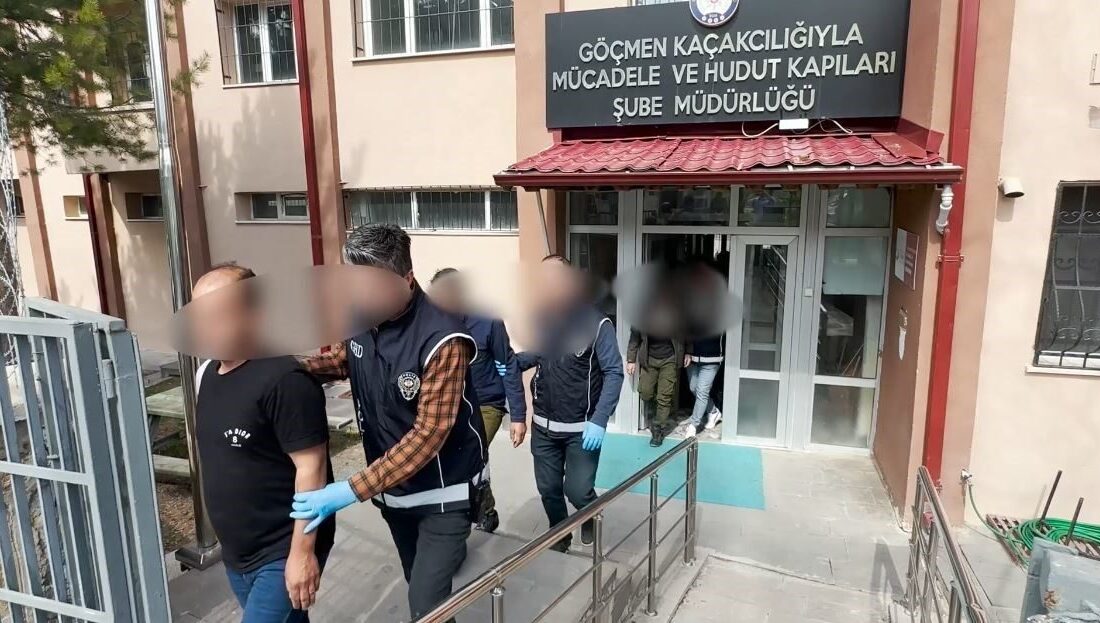 Afganistan uyruklu 5 kaçak göçmen yakalandı Yurda yasadışı yollarla giren 5 Afganistan uyruklu şahıs Sivas’ta yakalandı.