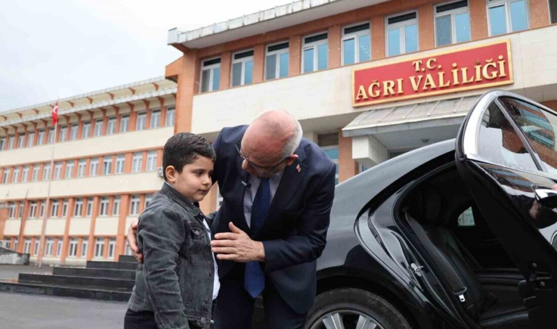 Ağrı Valisi Koç, koltuğunu minik öğrenciye devretti 23 Nisan Ulusal Egemenlik ve Çocuk Bayramı dolayısıyla Ağrı Valisi