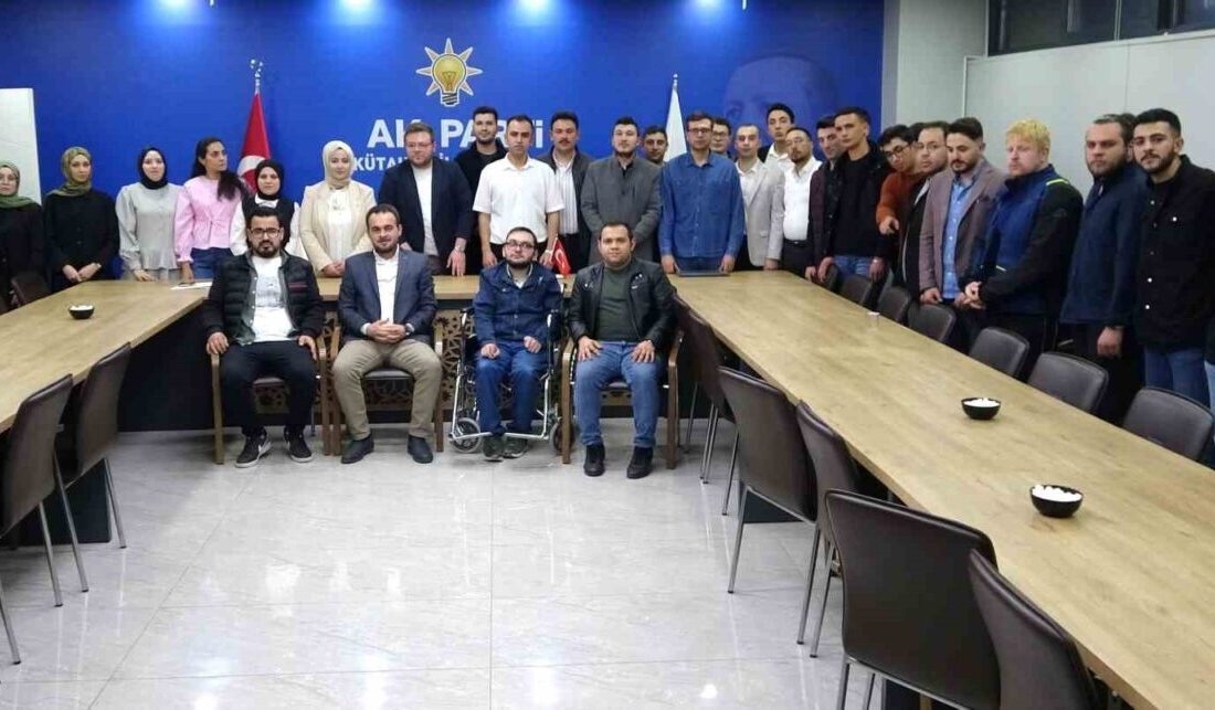 AK Parti Kütahya İl Gençlik Kolları Başkanlığının yeni yönetimi açıklandı AK Parti Kütahya İl Gençlik Kolları Başkanı Ali Göktekin, yeni