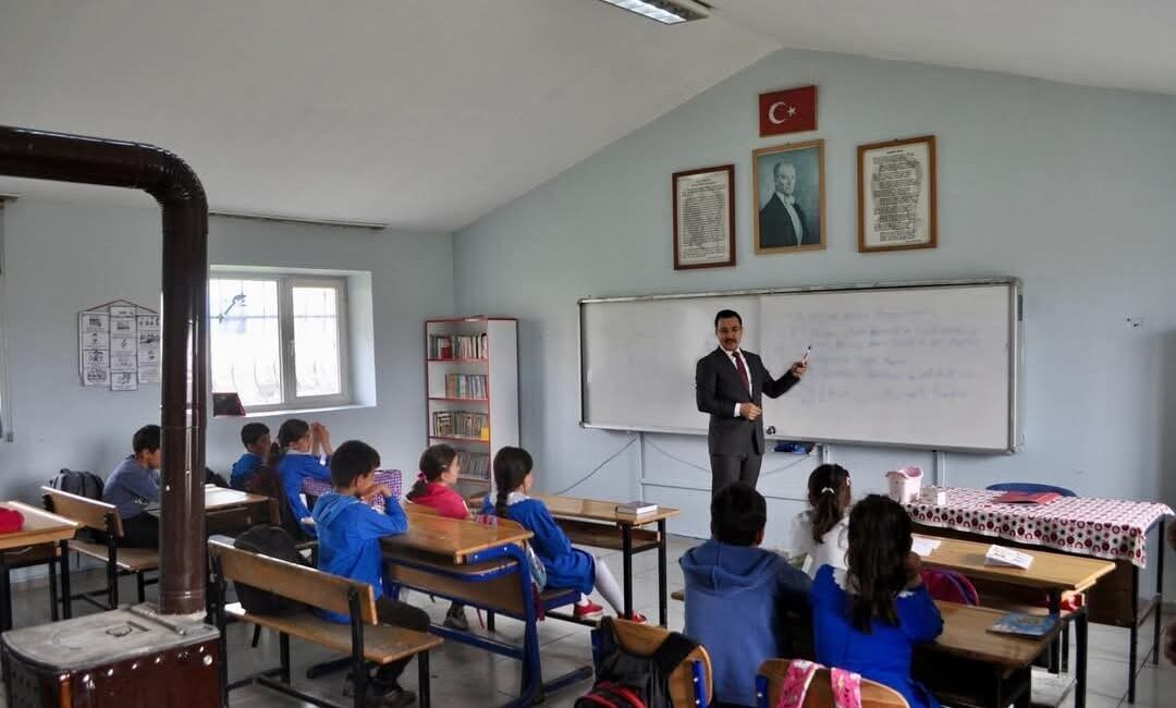 Akyaka Kaymakamı Demirtaş, köy okullarında Akyaka Kaymakamı İsmail Demirtaş, köy okullarını ziyaret etmeye devam ediyor.