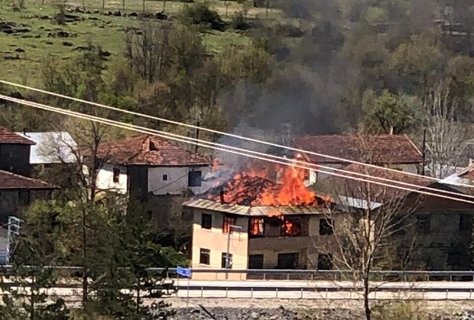 Alevlere teslim olan üç katlı ev kullanılmaz hale geldi Kastamonu’nun Daday ilçesinde üç katlı yarı betonarme bina, çıkan yangında