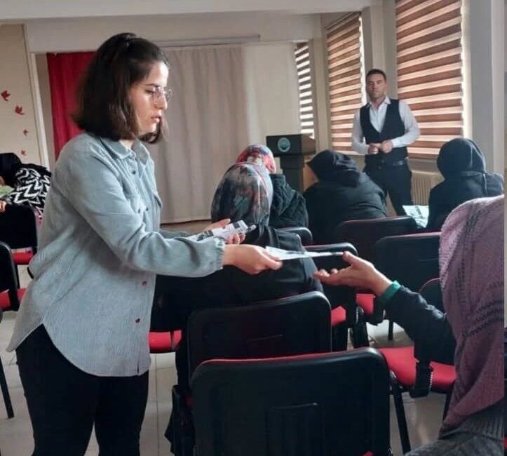 Altıntaş’ta ortaokullar mesleki eğitimle geleceğe hazırlanıyor Altıntaş Anadolu İmam Hatip Ortaokulu’nda 7. ve 8. sınıf velilerine