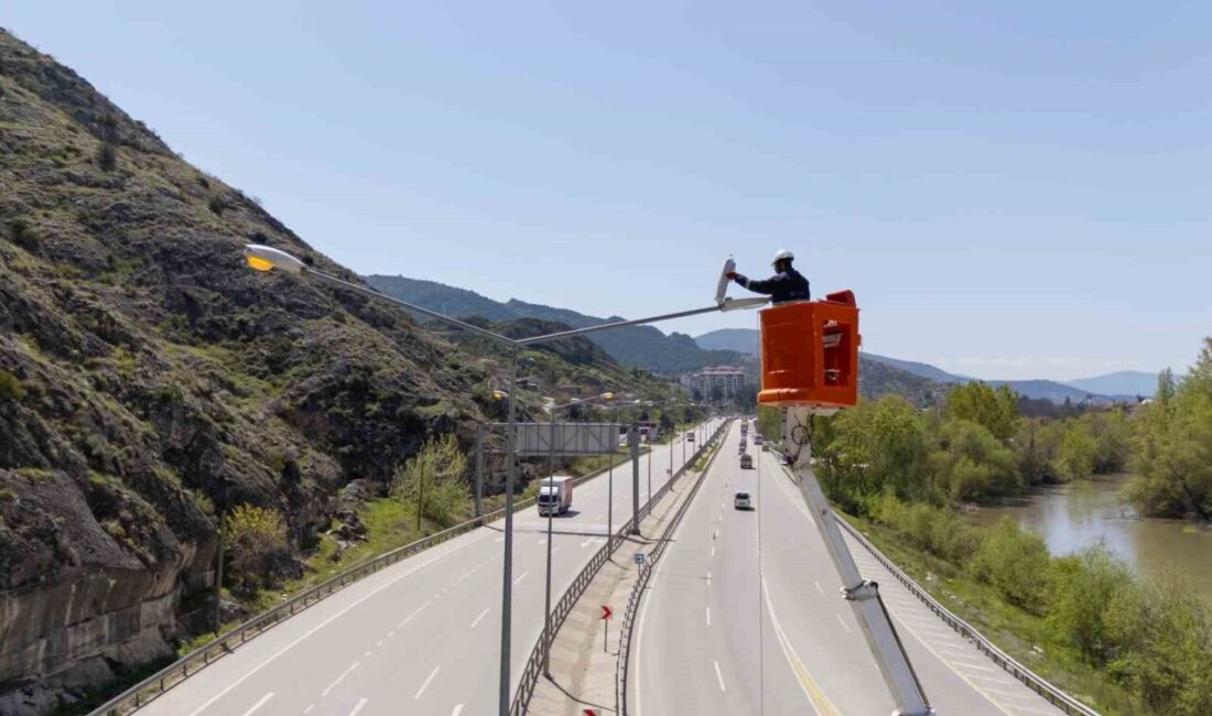 Amasya’da refüj aydınlatma direklerine kapsamlı bakım Amasya il merkezinde karayolu güvenliğini artırmak ve şehir estetiğini güçlendirmek