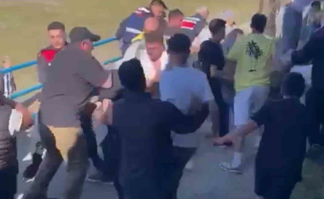 Amatör maç savaş alanına döndü Muğla 2. Amatör Ligi A Grubu’nda oynanan Gümüşlük İdmanyurdu-Yarımada FK