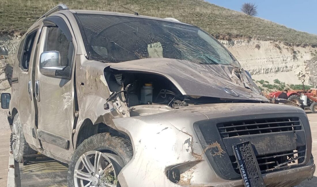 Ankara’da kontrolden çıkan otomobilin devrilmesi sonucu 2 kişi yaralandı Ankara’da kontrolden çıkan otomobilin devrilerek savrulması sonucu meydana gelen kazada